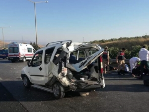 Yolcu Otobüsü Hafif Ticari Araca Çarptı: 5 Yaralı