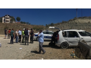 Hafif Ticari Araç Takla Attı: 3 Yaralı