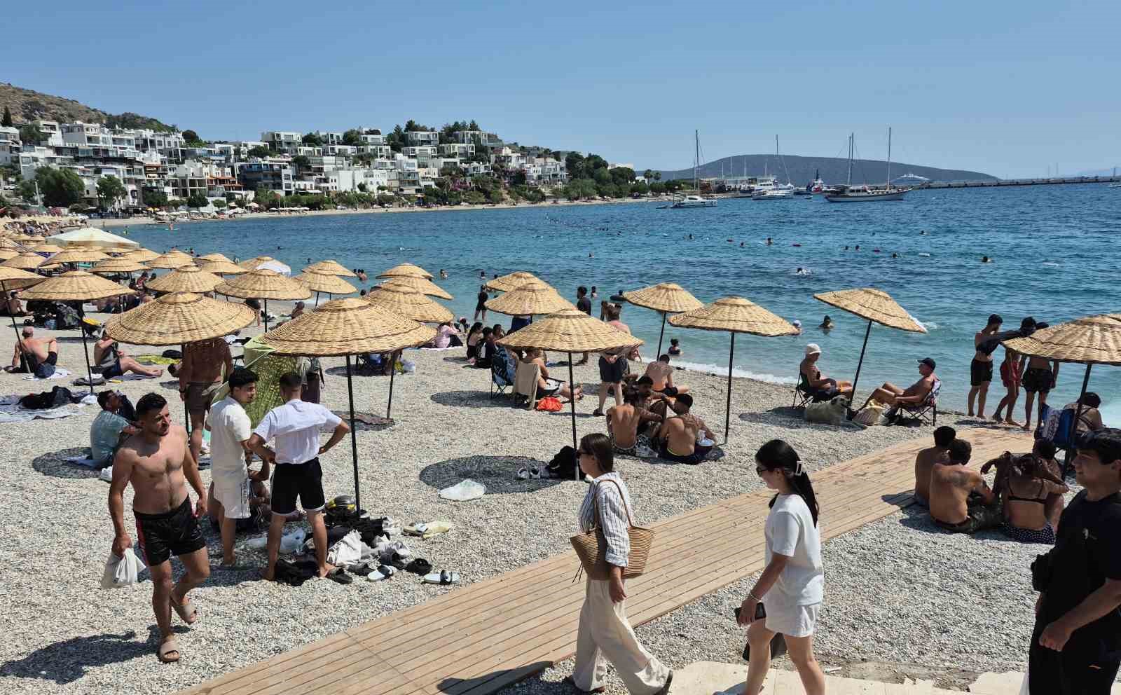 bodrum-da-sahiller-doldu-tasti