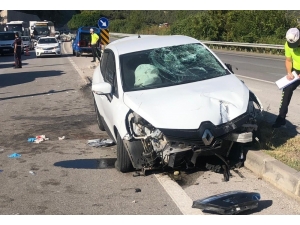 Otomobil Refüje Çarptı: 3 Yaralı