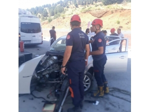 Otomobil, Petrol İstasyonuna Girerek Pompaya Çarptı: 4 Yaralı