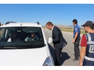 Kaymakam Çikolata İkram Etti Emniyet Kemerinin Önemini Anlattı