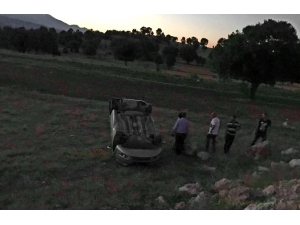 Emet’te Takla Atan Otomobilde 2 Kişi Yaralandı