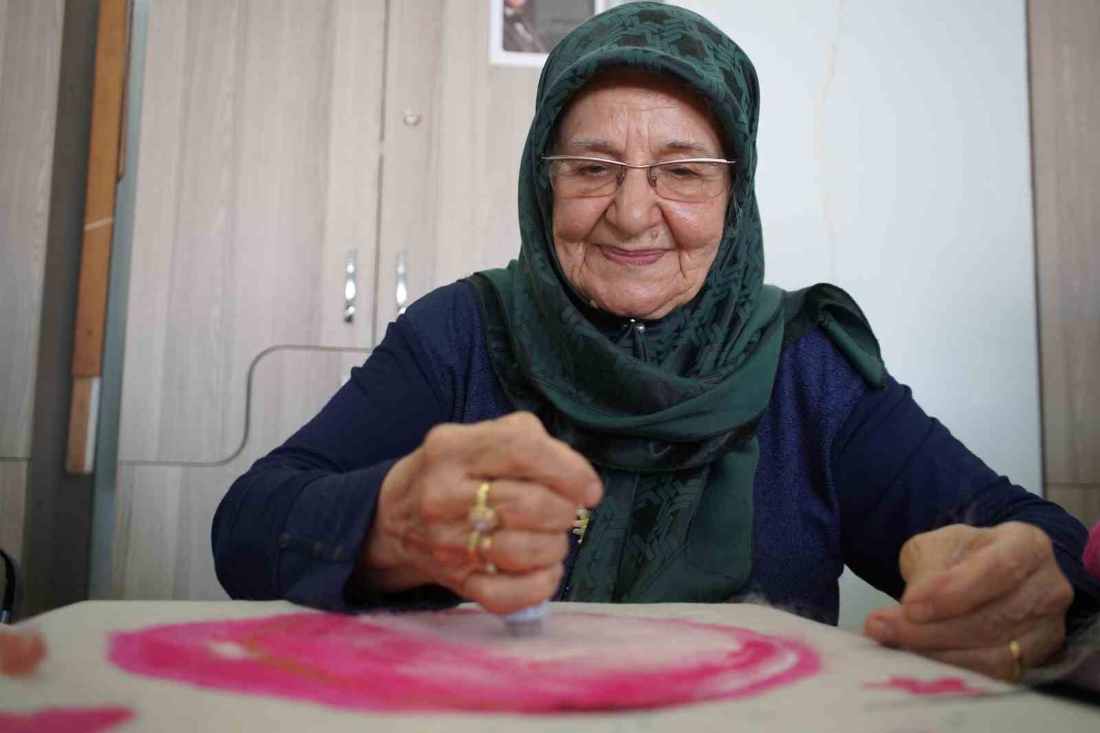 yasli-kadin-genclik-hayalini-gerceklestiriyor