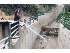 Pis Kokan Dere Yatakları Tazyikli Suyla Yıkandı