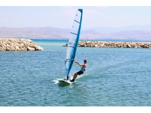 Van Gölü’nde Rüzgar Sörfü Yaygınlaşıyor