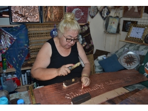 Emekli Resim Öğretmeni Bakır İşlemeciliği Sanatından Vazgeçemiyor