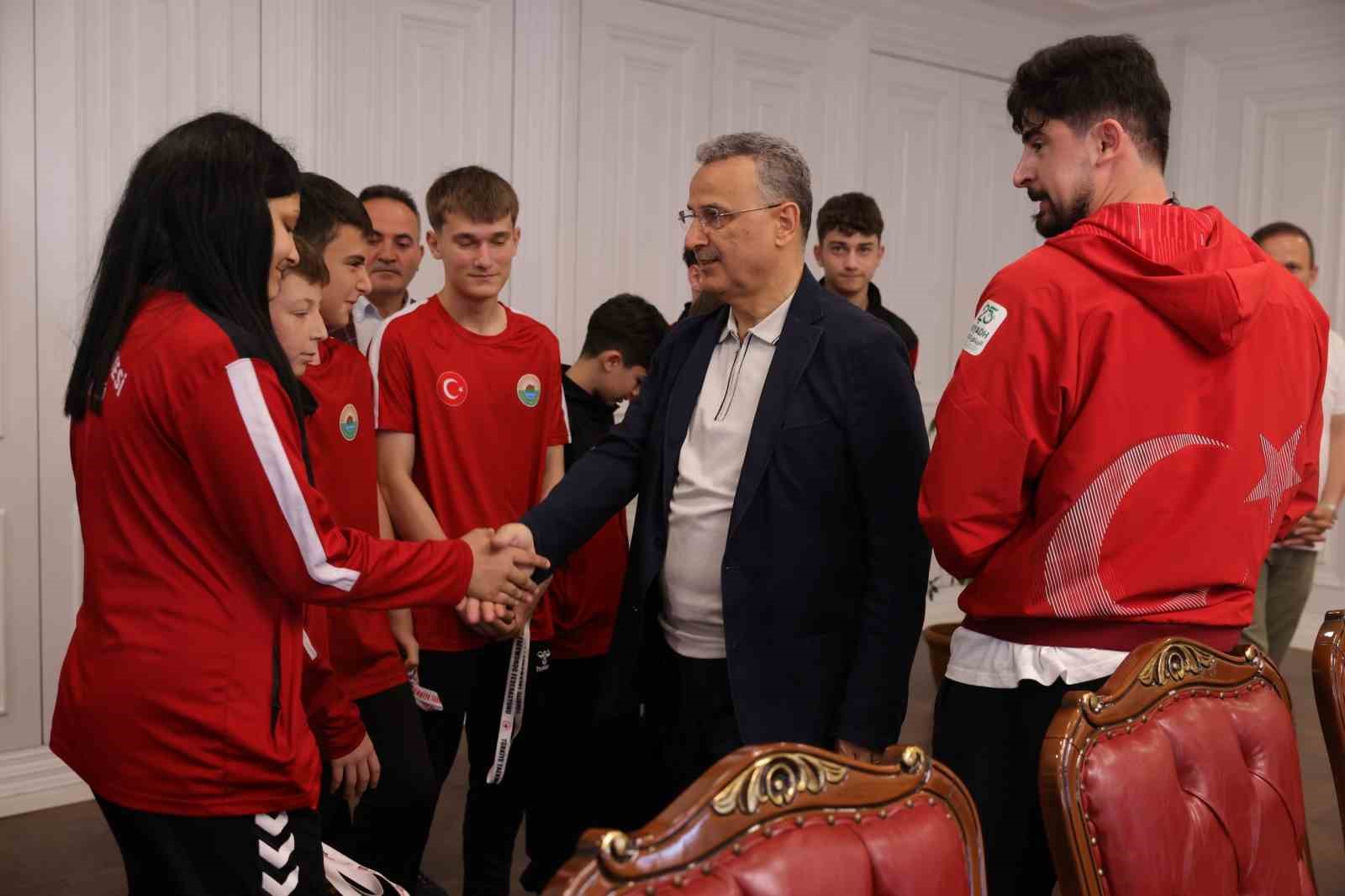 baskan-kurnaz-avrupa-ucuncusu-olan-sporcumuz-bizleri-gururlandirdi