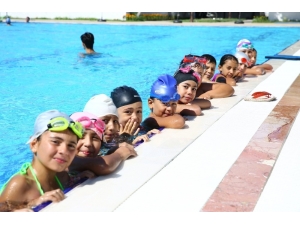 Yenipazarlı Minikler Yüzmeyi Eğlenerek Öğreniyor