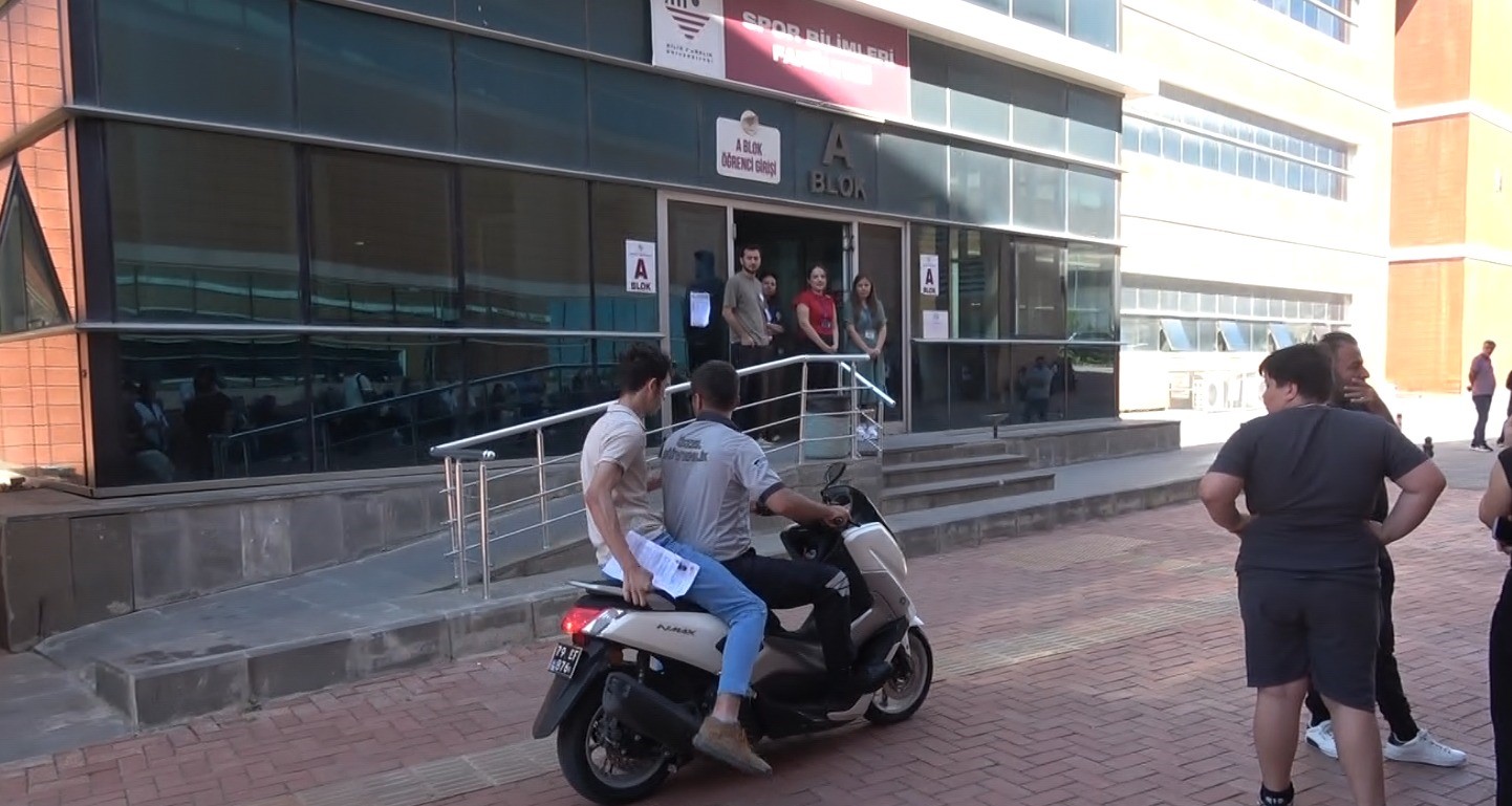 yks-ye-saniyeler-kala-yetisti-guvenlik-gorevlisi-motosikletiyle-sinava-ulastirdi