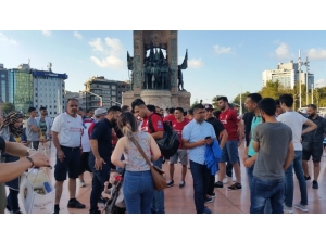 Liverpool Ve Chelsea Taraftarları Taksim’de Toplandı