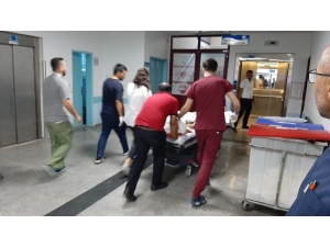 Motosiklet Otobüs Durağına Çarptı: 1 Ölü, 1 Yaralı