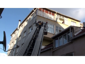 Oğluyla Kavga Ederken 5. Kattan Yan Binanın Çatısına Düştü