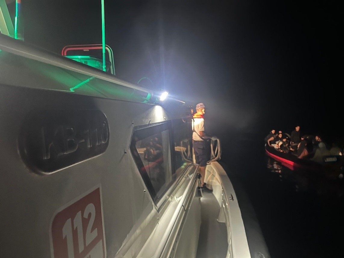 bodrum-da-26-duzensiz-gocmen-kurtarildi-1-kacakci-suphelisi-yakalandi