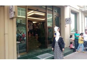 Fatih’te Otelde Çıkan Yangın Paniğe Yol Açtı