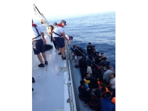 Kuşadası Körfezi’nde 22’si Çocuk 49 Kaçak Göçmen Yakalandı