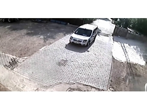 El Freni Çekilmeyen Araç Böyle Duvara Çarptı