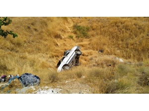 Otomobil Şarampole Yuvarlandı