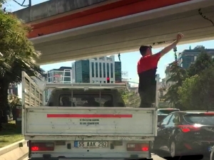 Kamyonet Arkasında Tehlikeli Yolculuk