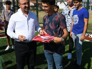 Bülent Turan, Genç Sporculara Forma Hediye Etti