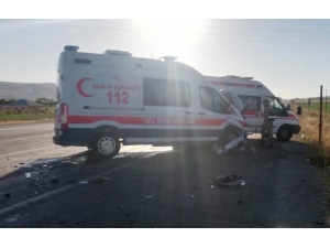Ambulans İle Ticari Araç Çarpıştı: 6 Yaralı