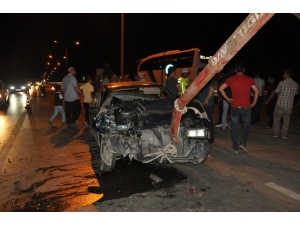 Kamyonetle Otomobil Çarpıştı: 5’i Çocuk 12 Yaralı