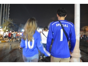 Liverpool’lu Taraftarların Taksim’de Kupa Coşkusu