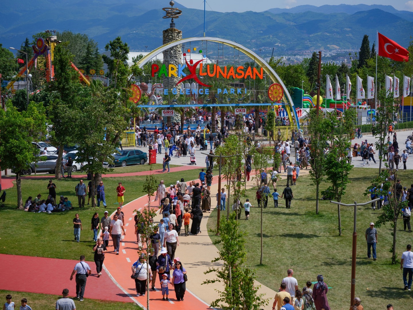 izmit-millet-bahcesi-yeni-yuzuyle-kultur-sanat-ve-eglencenin-kalbi-haline-geldi