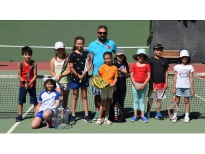 Çocuklar Yaz Boyunca Tenisle Buluşuyor