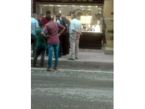 Maskeli Ve Silahlı Soyguncular Çaldıkları Mallarla Kayıplara Karıştı