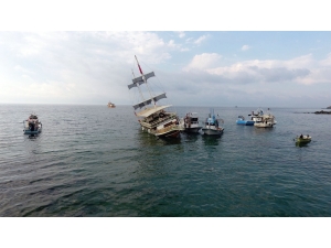 Sinop’ta Karaya Oturan Gezi Teknesini Kurtarma Çalışmaları