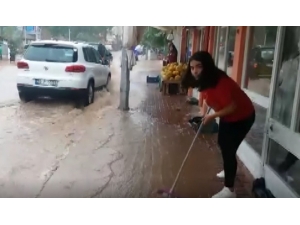 Tavas’ta Sağanak Yağış Sele Neden Oldu
