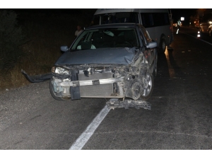 Minibüs İle Otomobil Çarpıştı: 5 Yaralı