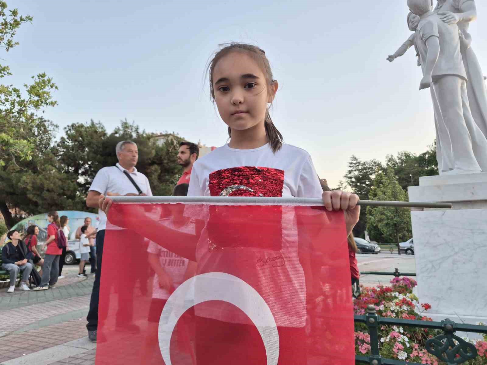 eskisehir-de-miniklerden-15-temmuz-da-anlamli-sancak-kosusu