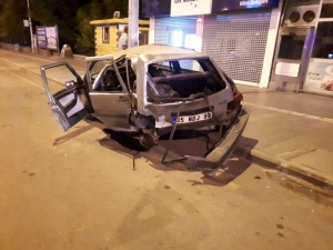 Kağıt Gibi Ezilen Araçtan Hafif Yaralarla Kurtuldu