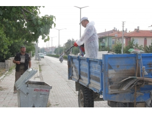 Şuhut’ta Çöp Bidonları Dezenfekte Ediliyor