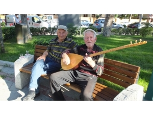 Burhaniye’de 83 Yaşındaki Ozan İlgi Gördü