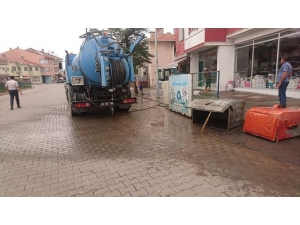 Aslanapa’da Çöp Konteynerleri İlaçlanıyor