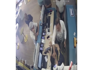 Telefon Bayisini Basıp Çalışanı Silahla Vuran Şahıslar Kamerada