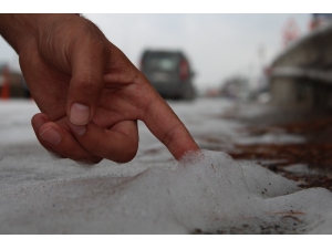 Yolu Dökülen Sabun Yağmur Yağınca Köpürdü, Beyaza Bürünen Yolu Gören Şaşkınlığını Gizleyemedi