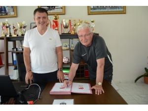 İsmail Ertekin, Manisa Futbol Kulübüyle 1 Yıllık Anlaşmaya İmza Attı