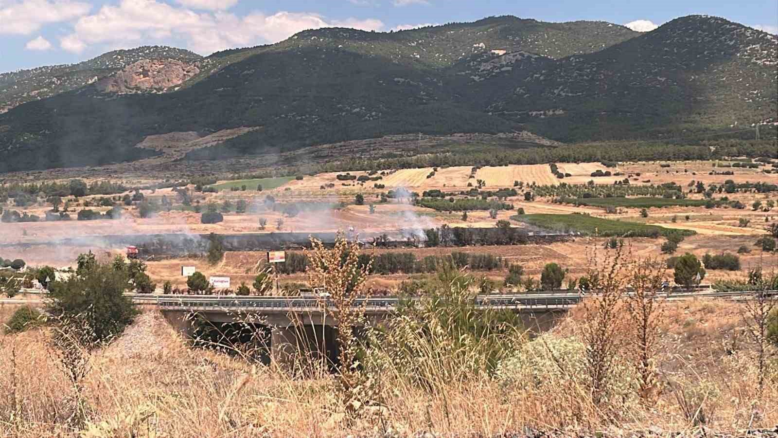 burdur-da-20-donumluk-otluk-alanda-yangin