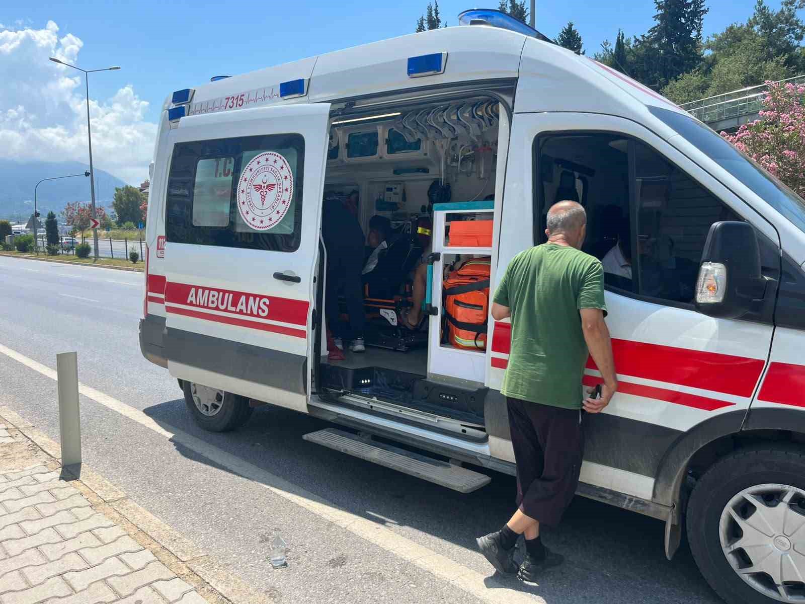 alanya-da-motosiklet-kazasinda-surucu-ve-yolcu-yaralandi