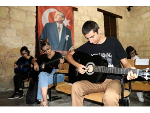 Büyükşehir Belediyesi’nin Enstrüman Kursları Yoğun İlgi Görüyor