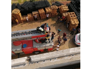 Boya Yapan İşçiyi Elektrik Çarptı