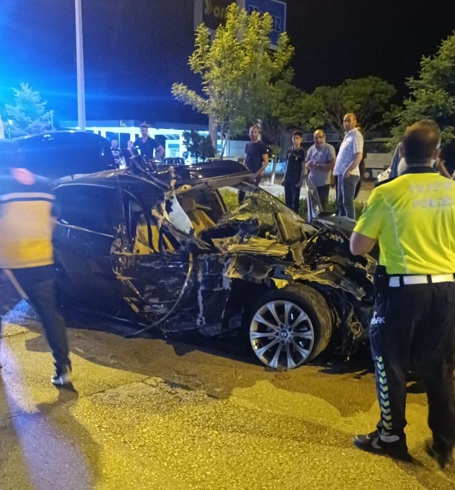 minibus-ve-otomobil-carpisti-2-kisi-yaralandi