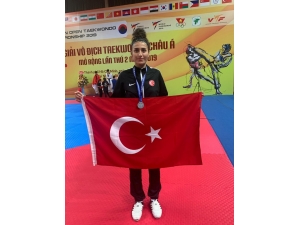 Hatice Kübra’dan Gümüş Madalya