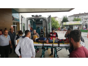 Yağmurda Kontrolden Çıkan Otomobil Yayaya Çarptı