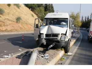 Kahramanmaraş’ta Fabrika Servisi Aydınlatma Direğine Çarptı: 6 Yaralı