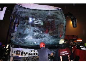 Tem’de, Yolcu Otobüsü Tıra Çarptı: 37 Yaralı